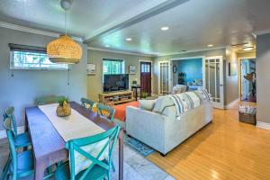 Gambar di galeri bagi Chic Huntington Beach Escape about 1 Mi to Ocean! di Huntington Beach