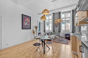 a kitchen and living room with a table in a room at Le Salini in Toulouse