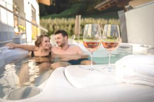 キウーザにあるNatur Suite Edelweisshof App Ferdiの浴槽に入る男女 +3枚の写真