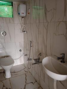 Bathroom sa Jandyal Farm House