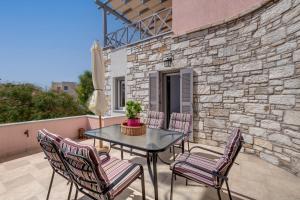 A balcony or terrace at TAKIS GUESTHOUSE-Orneda-HERMOUPOLIS
