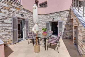 A balcony or terrace at TAKIS GUESTHOUSE-Orneda-HERMOUPOLIS