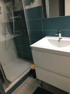 La salle de bains est pourvue d'un lavabo et d'une douche. dans l'établissement A 50m de la mer, à Agon-Coutainville