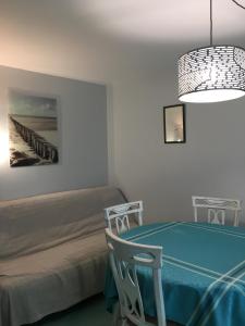 阿貢庫坦維爾的住宿－A 50m de la mer，客房设有一张床、一张桌子和吊灯。