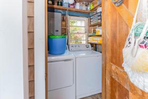 Dapur atau dapur kecil di Seaside Escape on Huron