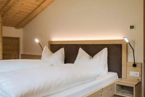 Postel nebo postele na pokoji v ubytování Natur Suite Edelweisshof App Georg