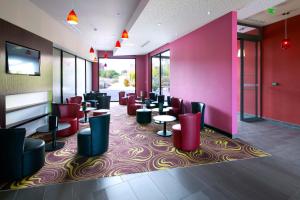 A seating area at Holiday Inn Express Montpellier - Odysseum, an IHG Hotel
