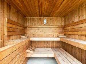 uma sauna de madeira com dois bancos em VILLA AVEC PISCINE PRIVEE em Auberville