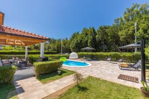 Bazén v ubytování Green paradise with swimming pool nebo v jeho okolí
