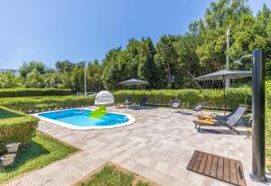 Bazén v ubytování Green paradise with swimming pool nebo v jeho okolí