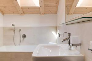 un baño con lavabo y ducha en Natur Suite Edelweisshof App Tony, en Chiusa 8 fotos más