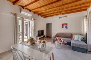 A seating area at TAKIS GUESTHOUSE-Orneda-HERMOUPOLIS