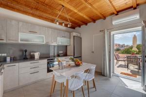 A kitchen or kitchenette at TAKIS GUESTHOUSE-Orneda-HERMOUPOLIS
