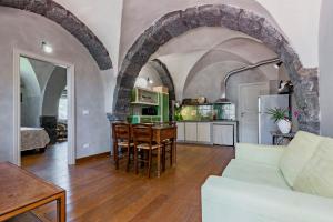 kuchnia i salon z łukowym sufitem w obiekcie Gli Iris Apartments by Wonderful Italy w mieście Linguaglossa