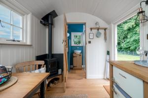 Gallery image of Skylark hut in the Hampshire countryside in Oakley