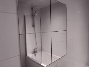 Bathroom sa Fantastic Mill Apartment - 2023 Travellers Award winner!