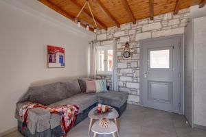 A seating area at TAKIS GUESTHOUSE-Orneda-HERMOUPOLIS