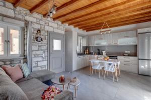 A kitchen or kitchenette at TAKIS GUESTHOUSE-Orneda-HERMOUPOLIS