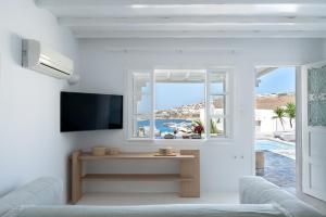 TV a/nebo společenská místnost v ubytování myMykonos Villa I