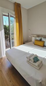 a large white bed with towels on top of it at MIRADOR DEL TRANSITO in Toledo