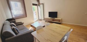 Televízia a/alebo spoločenská miestnosť v ubytovaní Apartamentos MIRADOR DEL TRANSITO