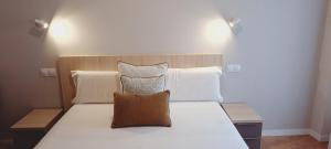 Posteľ alebo postele v izbe v ubytovaní Apartamentos MIRADOR DEL TRANSITO