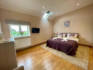um quarto com uma cama e uma janela em Fieldsview em Wrexham
