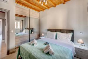 A bed or beds in a room at TAKIS GUESTHOUSE-Orneda-HERMOUPOLIS