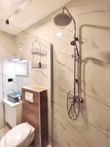 Ein Badezimmer in der Unterkunft A8 b&b
