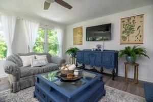 - un salon avec une table basse bleue et un canapé dans l'établissement Lakefront for 8, Near KY Speedway, Belterra Casino, à Sparta