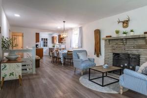 un salon avec un canapé et une cheminée dans l'établissement Lakefront for 8, Near KY Speedway, Belterra Casino, à Sparta