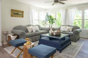 un salon avec deux canapés et une table dans l'établissement Lakefront for 8, Near KY Speedway, Belterra Casino, à Sparta 16 autres photos