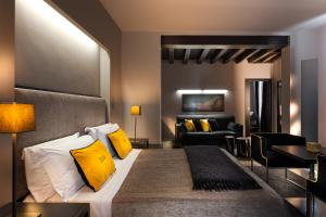 ein Schlafzimmer mit einem großen Bett mit gelben Kissen in der Unterkunft Charming House DD724 in Venedig