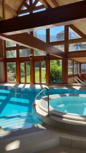 Bazén v ubytování LE CLOS DES SOURCES Hôtel & Spa nebo v jeho okolí