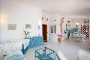a living room with a couch and a table at Villetta Le Rose in San Teodoro