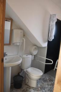 łazienka z toaletą i umywalką w obiekcie Albergue Alto da Pena EXCLUSIVE FOR PILGRIMS w mieście Negreira
