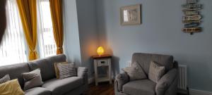 Et sittehjørne på Luxury 3 bedroom house with peaceful garden, sleeps 6 and 2 mins to beach