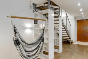 - un escalier dans une chambre avec un hamac dans l'établissement Lumina luxury 2-level apart near Skwer, à Łódź