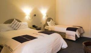 Ένα ή περισσότερα κρεβάτια σε δωμάτιο στο 5 Corners Guest Inn
