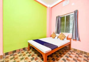 Кровать или кровати в номере Chandralay Baidyanath darshan