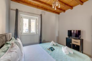 A bed or beds in a room at TAKIS GUESTHOUSE-Orneda-HERMOUPOLIS
