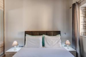A bed or beds in a room at TAKIS GUESTHOUSE-Orneda-HERMOUPOLIS