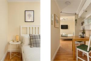 um quarto e uma sala de estar com uma cama e uma mesa em Cosy Dean Village Studio em Edimburgo