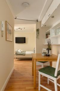 uma sala de estar com uma mesa e um sofá em Cosy Dean Village Studio em Edimburgo