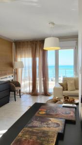 Posedenie v ubytovaní Evita Maisonette, Elegant Beachfront apt, Polychrono