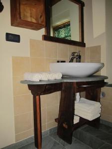 een badkamer met een wastafel, een spiegel en handdoeken bij Alloggio Gran Paradiso in Aosta