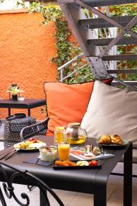 - une table avec de la nourriture et des boissons sur la terrasse dans l'établissement Hôtel Edmond W Lyon Part-Dieu, à Lyon
