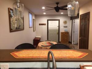 uma cozinha com mesa e cadeiras num quarto em Big Easy Charmer License #23-OSTR-12410 em Nova Orleães