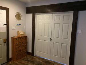 um quarto com uma porta branca e uma cómoda em Big Easy Charmer License #23-OSTR-12410 em Nova Orleães