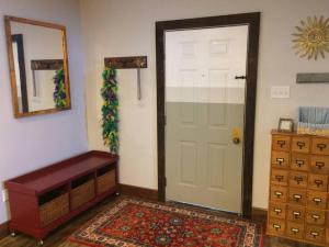 Habitación con puerta, alfombra y espejo en Big Easy Charmer License #23-OSTR-12410 en Nueva Orleans